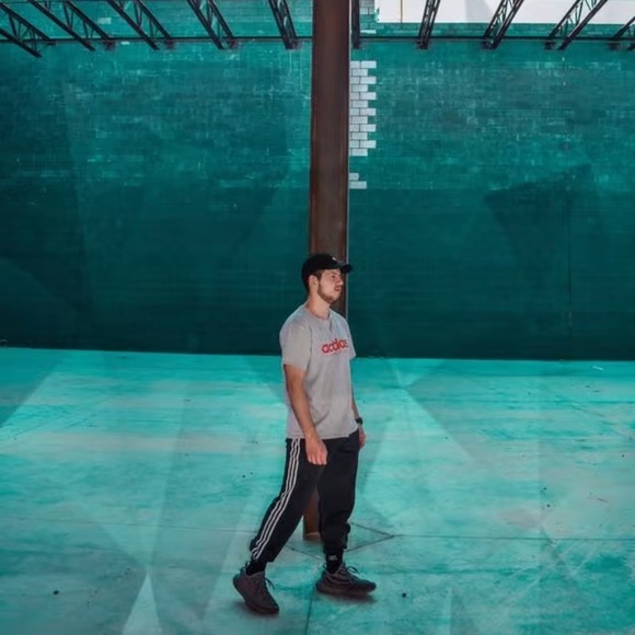 Meet your Posher, Chris - Picture 1 of 1